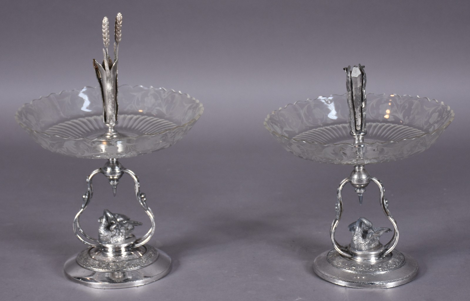 Par de fruteiras com bases de metal e pratos de cristal (sem peça... - foto 4 de 9