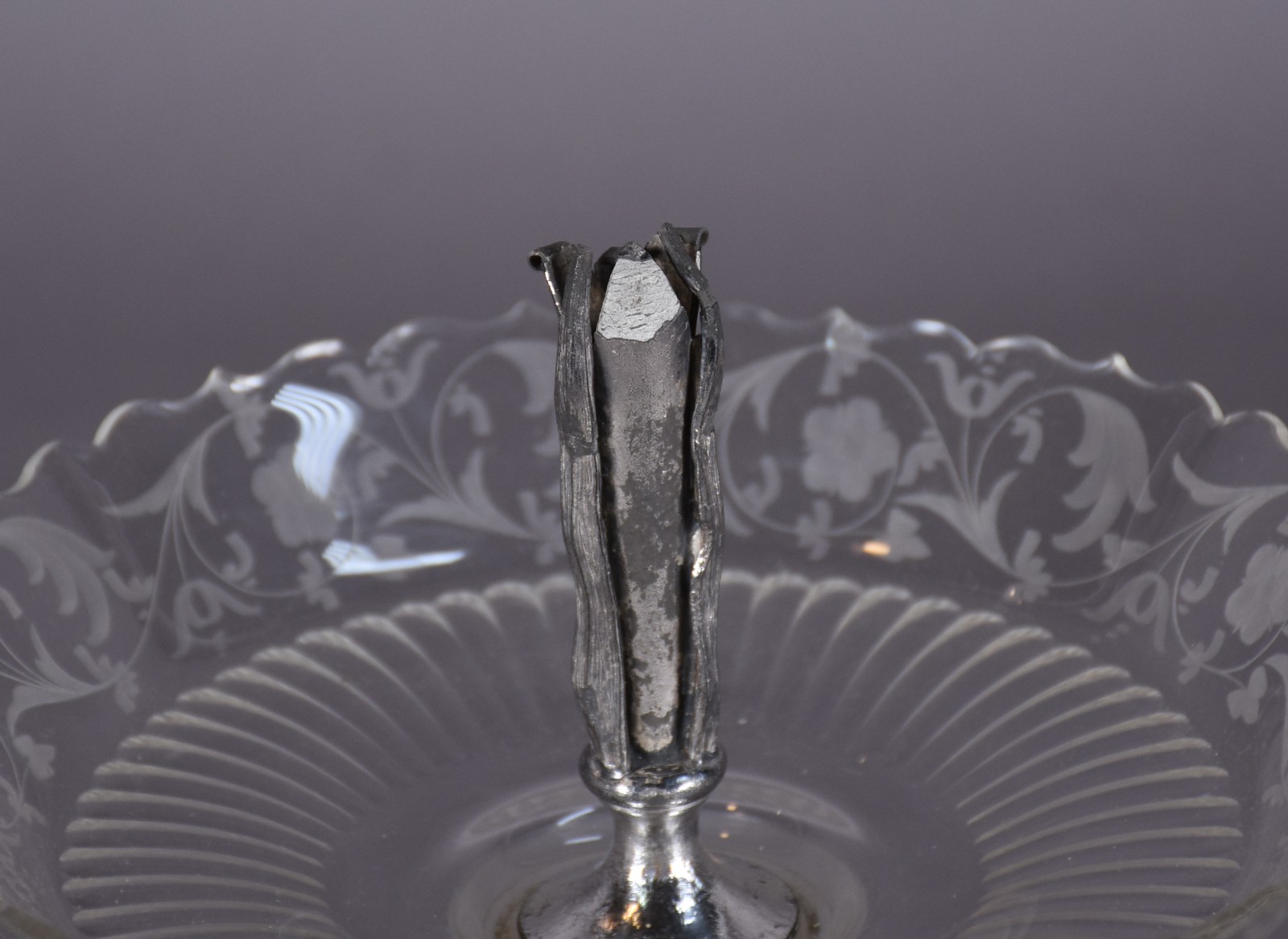 Par de fruteiras com bases de metal e pratos de cristal (sem peça... - foto 5 de 9