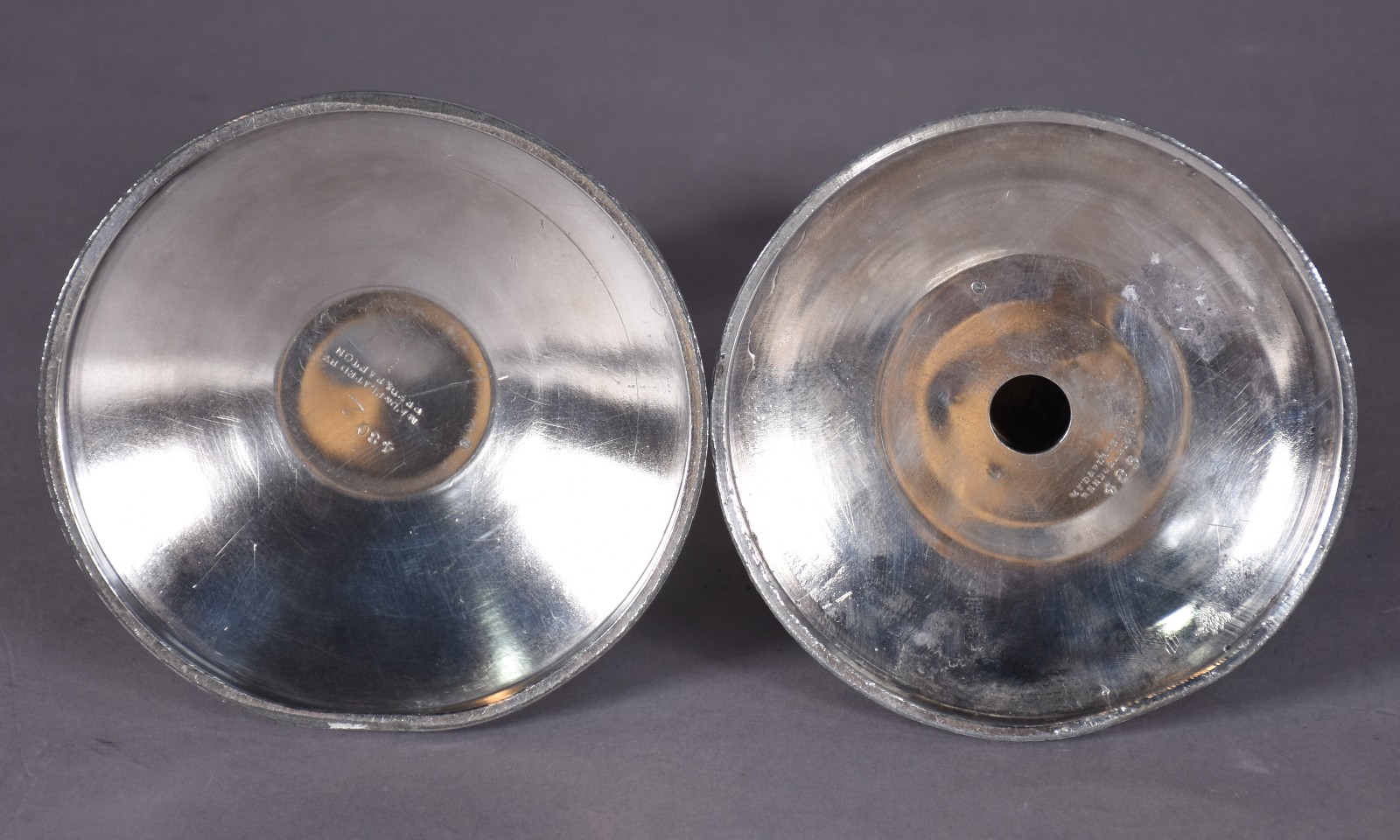 Par de fruteiras com bases de metal e pratos de cristal (sem peça... - foto 6 de 9