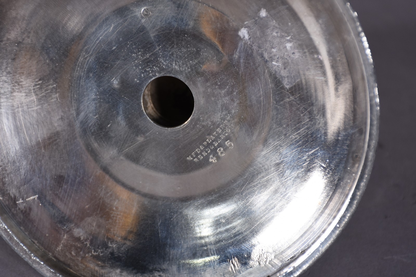 Par de fruteiras com bases de metal e pratos de cristal (sem peça... - foto 7 de 9
