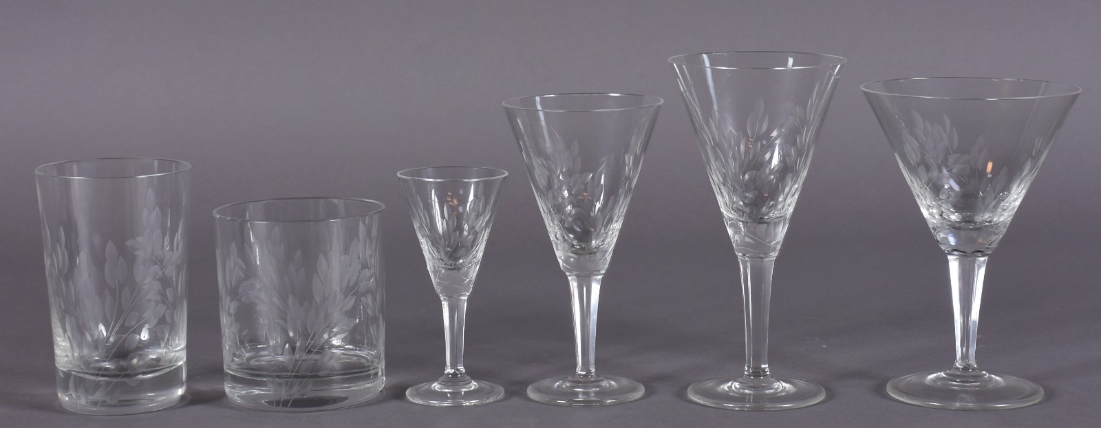 Serviço de cristal composto de: 12 taças para champagne (1 bicado), 9... - foto 2 de 5