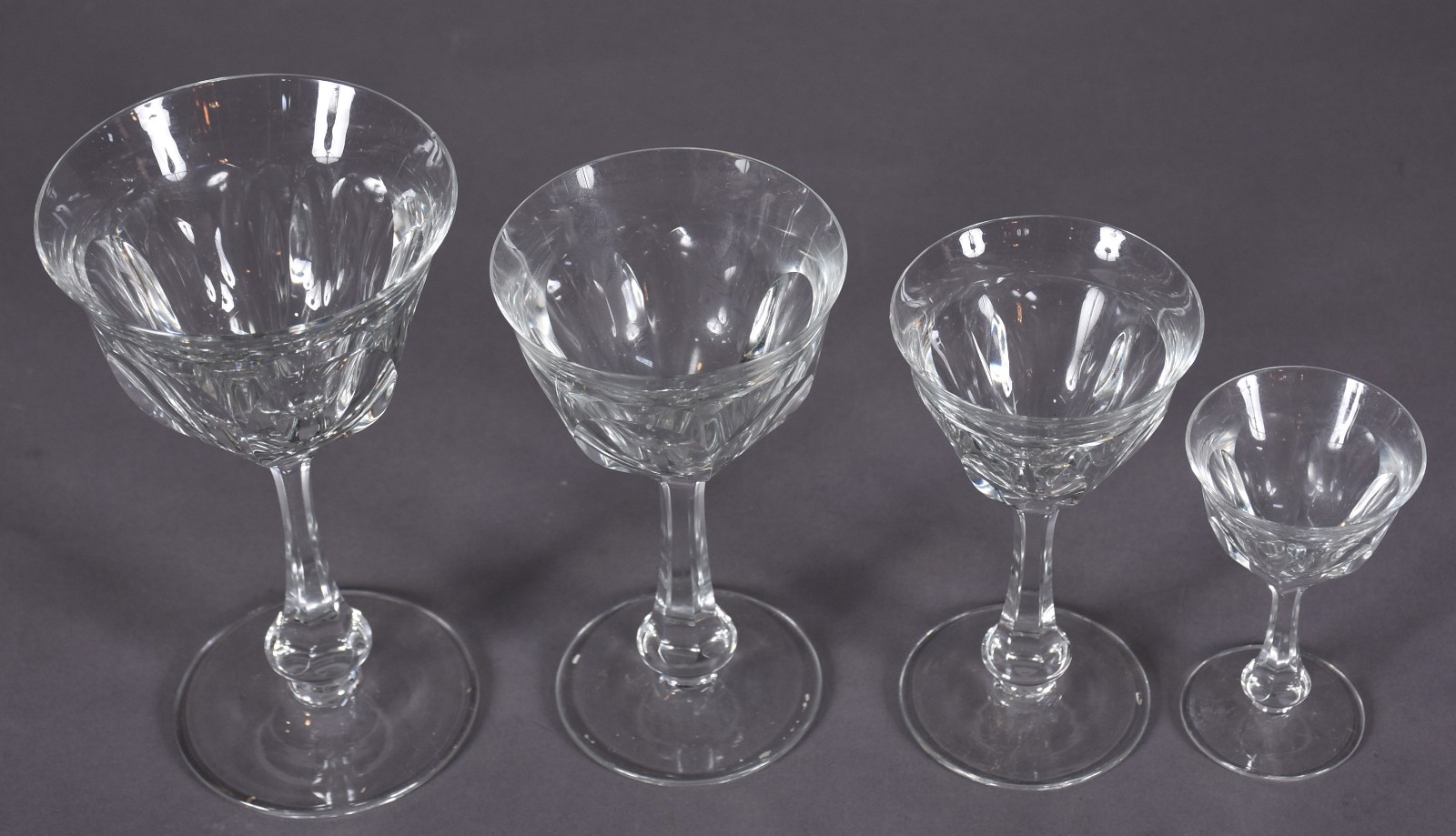 Conjunto composto de: 10 taças para vinho, 12 para vinho do Porto, 7... - foto 2 de 3