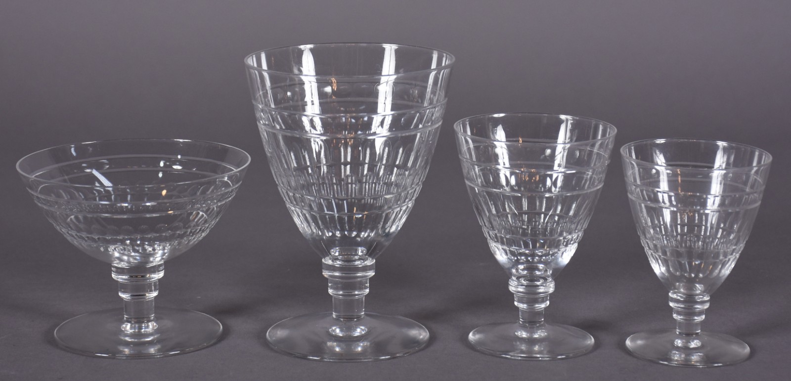 Serviço de cristal lapidado composto de: 12 taças para água, 12 para... - foto 2 de 4