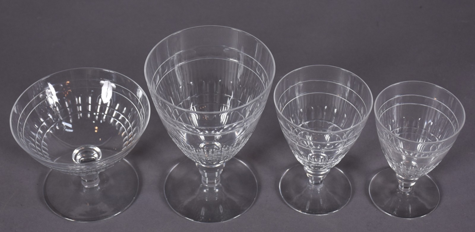 Serviço de cristal lapidado composto de: 12 taças para água, 12 para... - foto 3 de 4