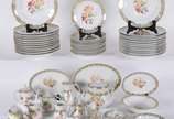 Serviço de chá, café e jantar de porcelana Mauá... - Serviço de chá, café e jantar de porcelana Mauá composto de: 5 xícaras de café com pires, <br>6 xícaras de chá com pires, <br>bule, 2 leiteiras,...