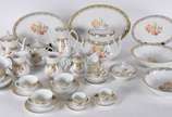 Serviço de chá, café e jantar de porcelana Mauá... - Serviço de chá, café e jantar de porcelana Mauá composto de: 5 xícaras de café com pires, <br>6 xícaras de chá com pires, <br>bule, 2 leiteiras,...