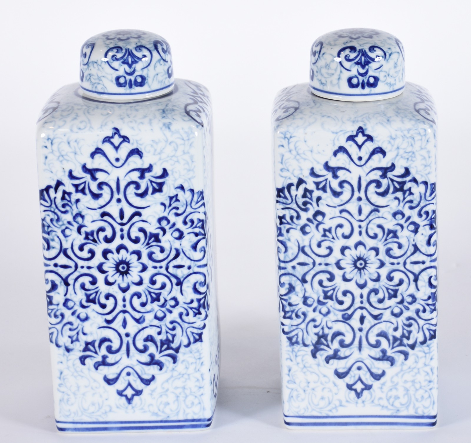 Par de potiches de porcelana com detalhes em azul e branco. - foto 1 de 5