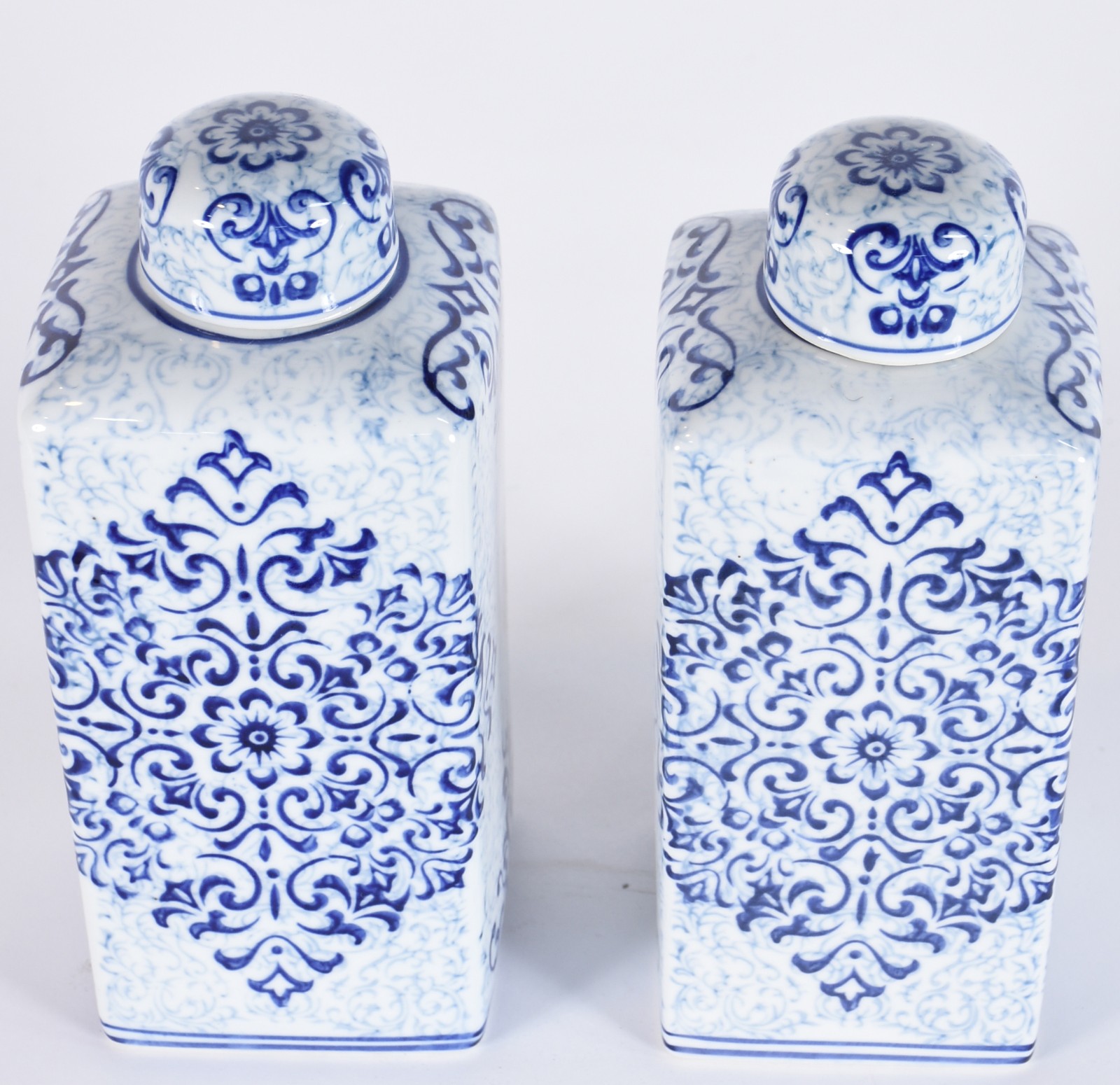 Par de potiches de porcelana com detalhes em azul e branco. - foto 2 de 5