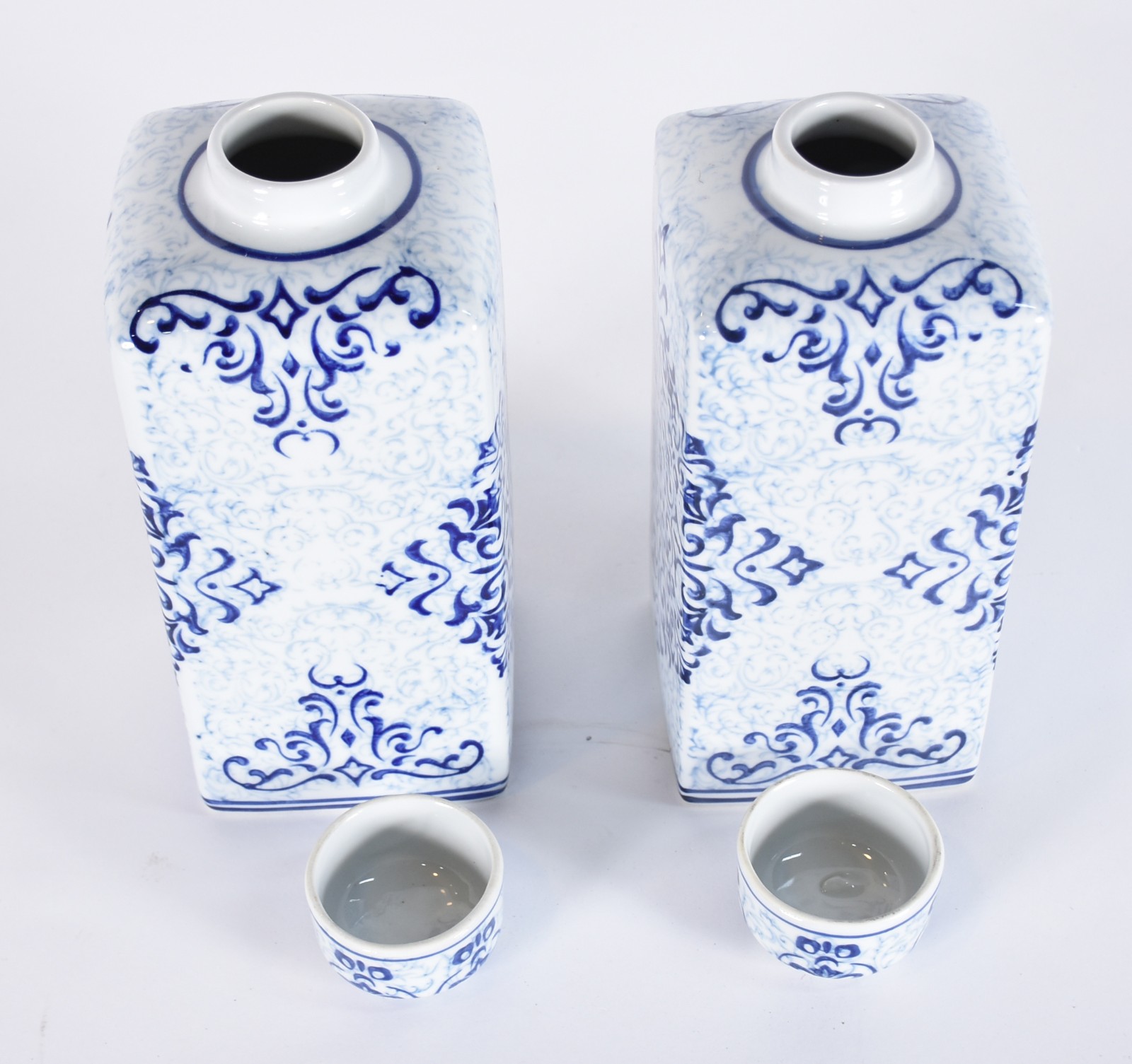 Par de potiches de porcelana com detalhes em azul e branco. - foto 3 de 5
