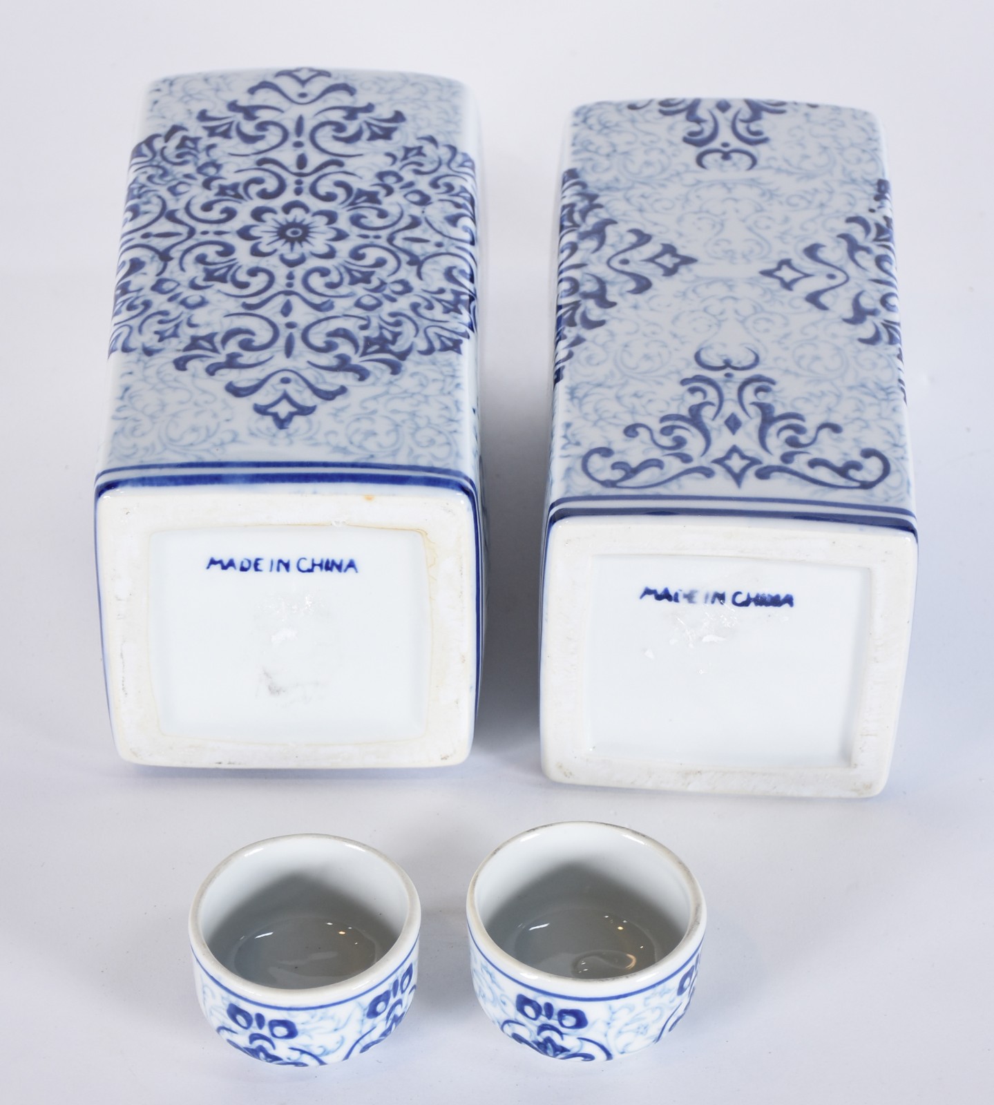 Par de potiches de porcelana com detalhes em azul e branco. - foto 4 de 5