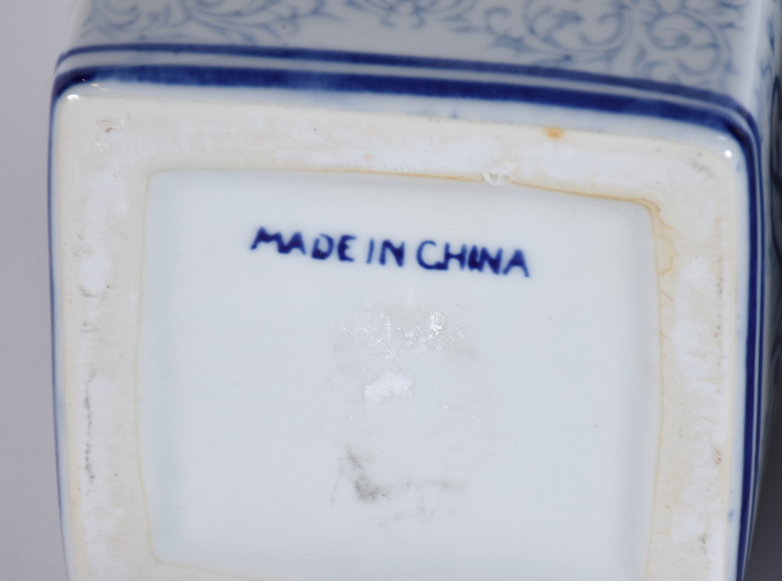 Par de potiches de porcelana com detalhes em azul e branco. - foto 5 de 5