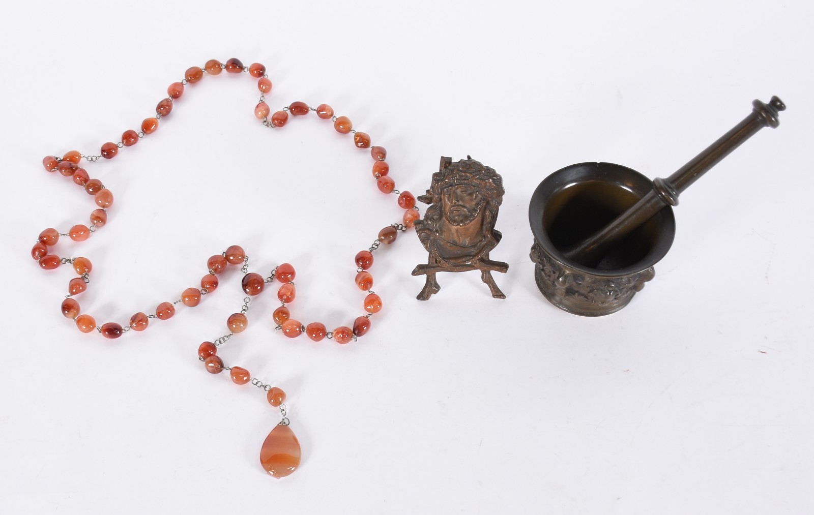 Duas peças de bronze, sendo: Cristo e almofariz com soquete e terço... - foto 1 de 7