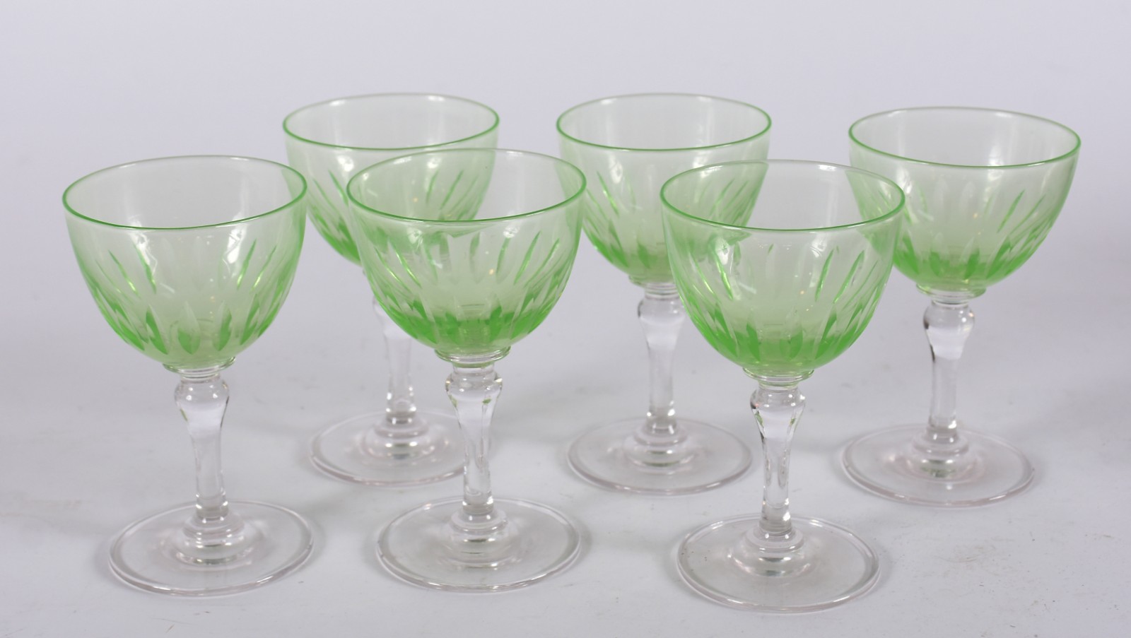 Seis cálices de cristal verde para vinho branco. - foto 1 de 3