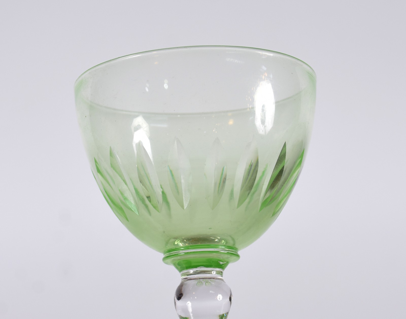 Seis cálices de cristal verde para vinho branco. - foto 3 de 3