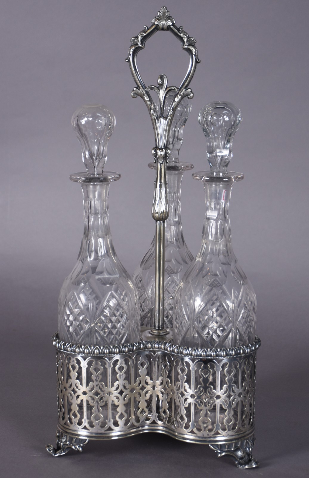 Conjunto com 3 garrafas de cristal lapidado com base de metal. - foto 1 de 6