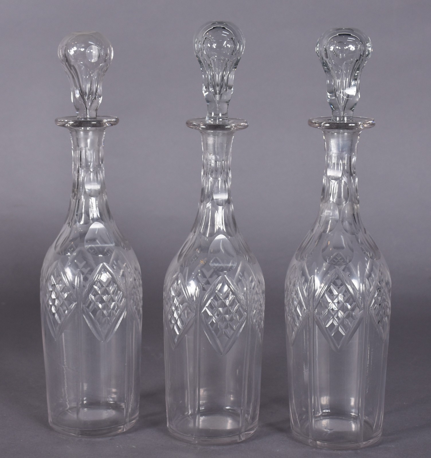 Conjunto com 3 garrafas de cristal lapidado com base de metal. - foto 2 de 6
