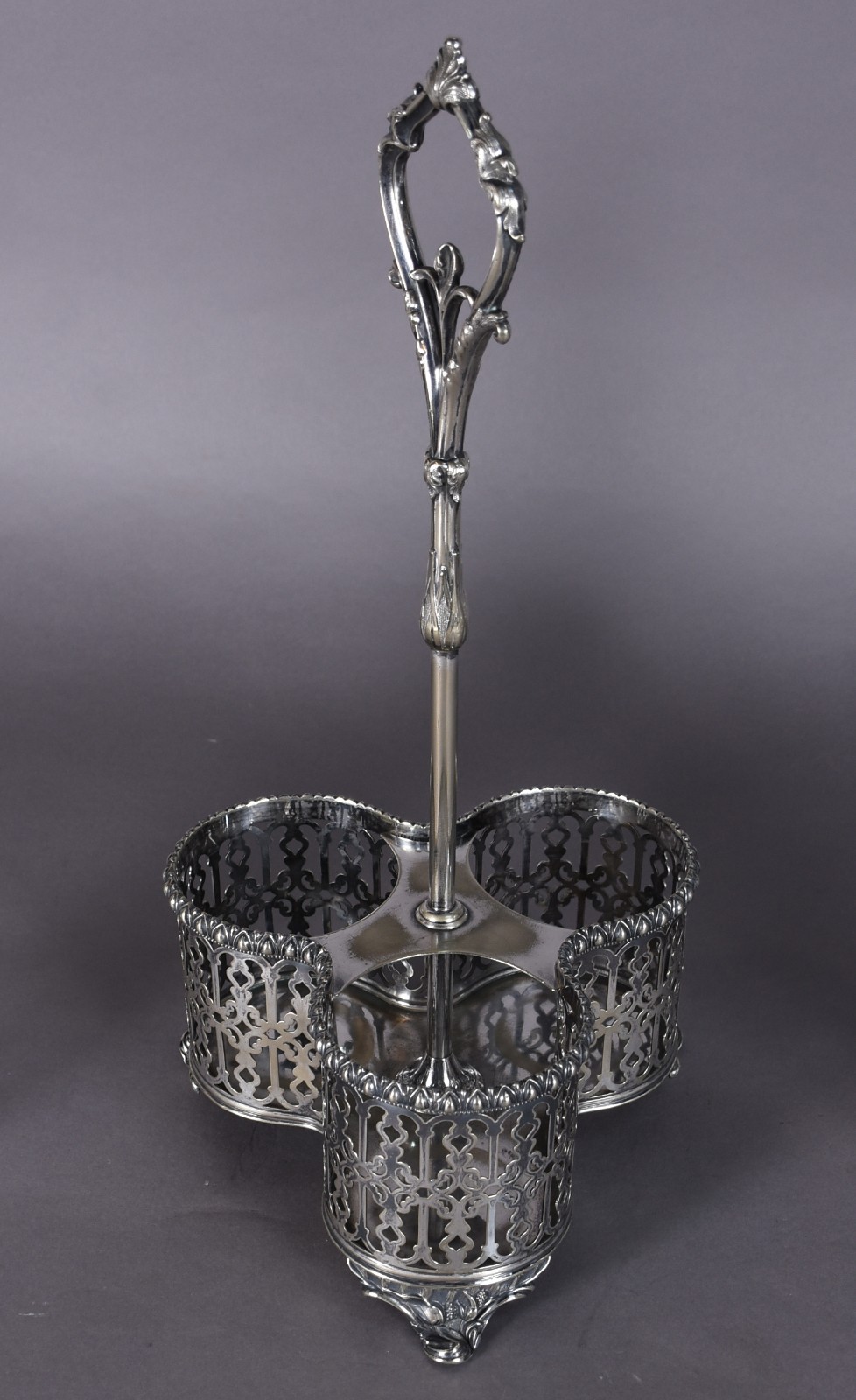 Conjunto com 3 garrafas de cristal lapidado com base de metal. - foto 3 de 6