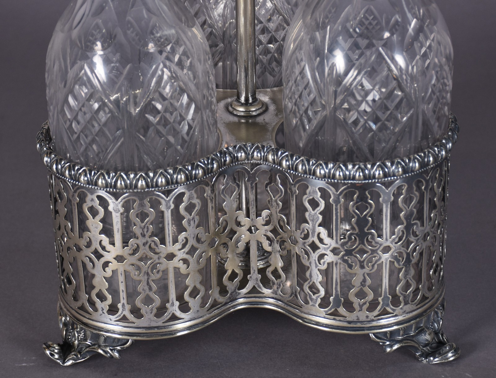 Conjunto com 3 garrafas de cristal lapidado com base de metal. - foto 4 de 6