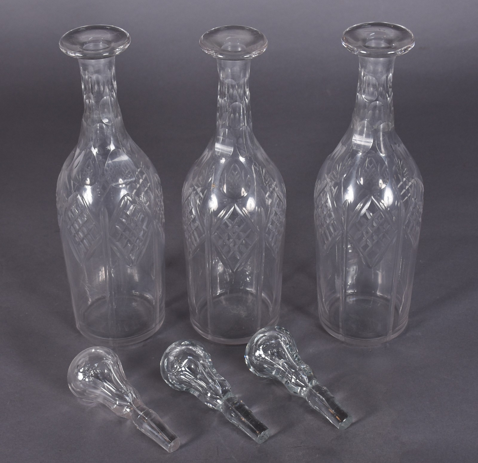 Conjunto com 3 garrafas de cristal lapidado com base de metal. - foto 5 de 6