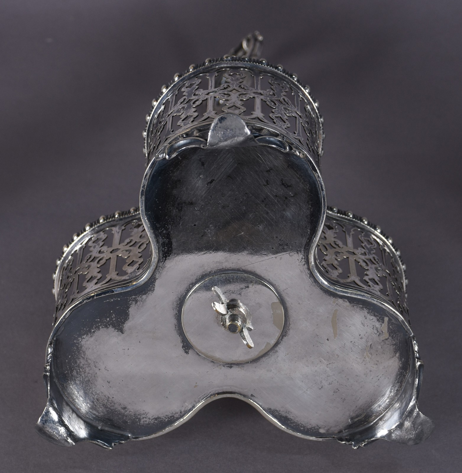 Conjunto com 3 garrafas de cristal lapidado com base de metal. - foto 6 de 6