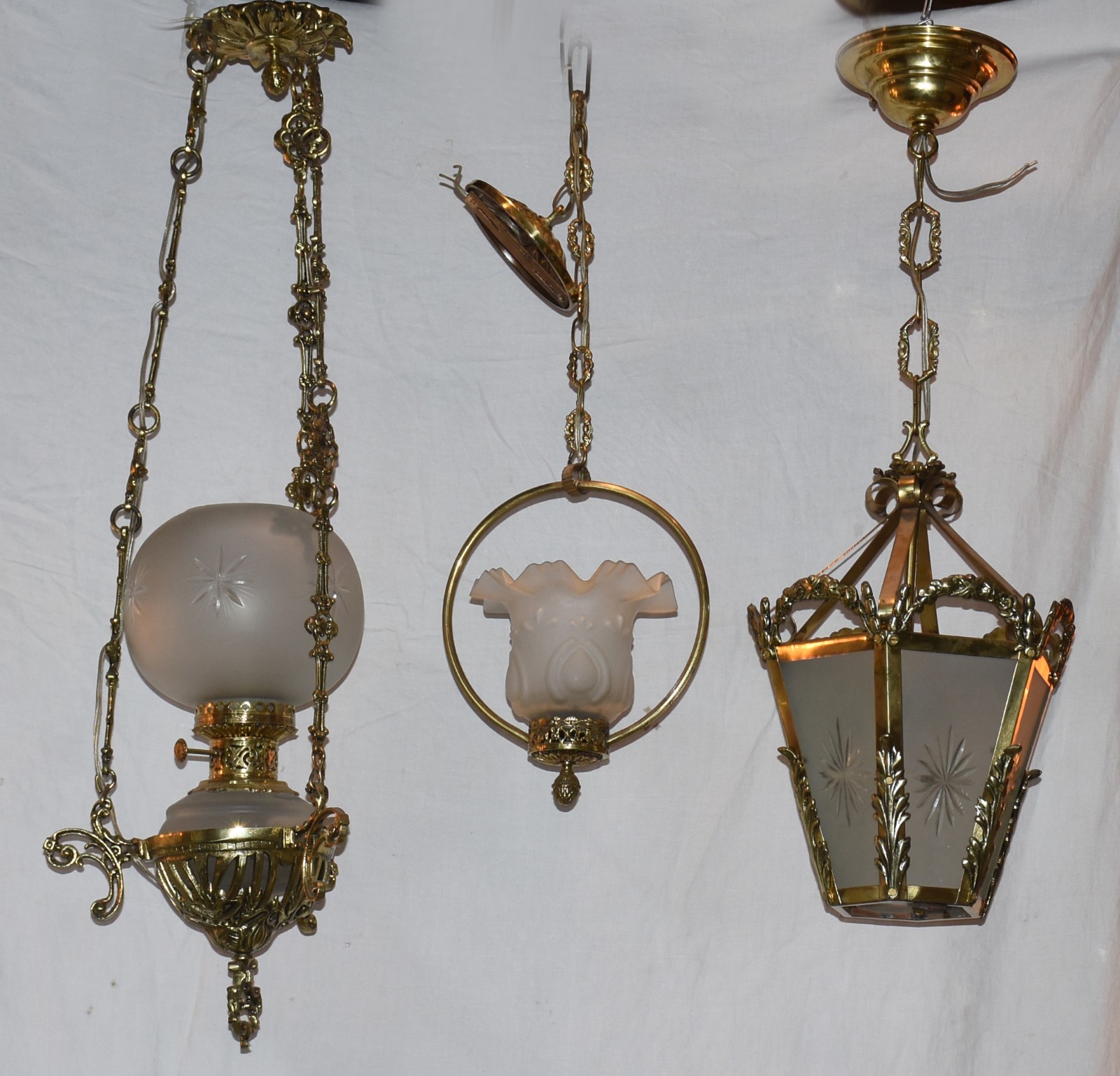 Três lanternas de teto de metal dourado. - foto 1 de 3