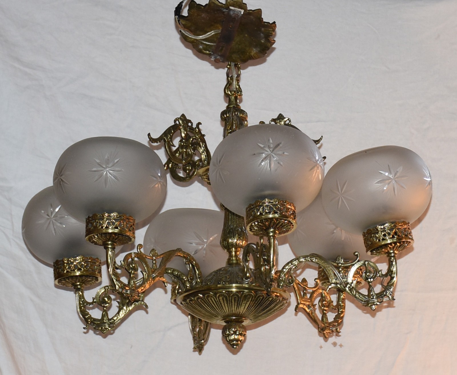 Lustre de metal dourado com cúpulas de vidro para 6 luzes. - foto 1 de 3