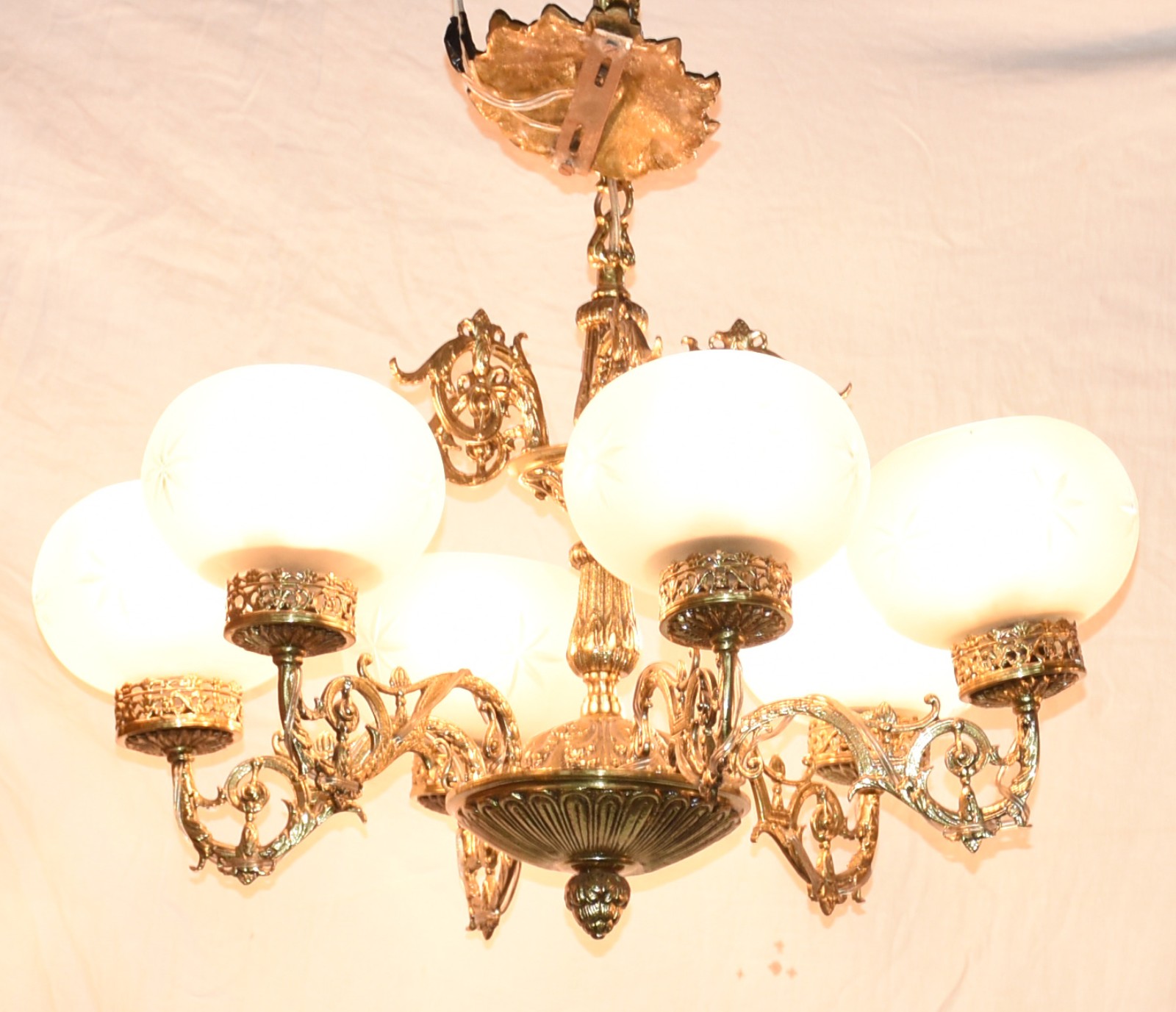 Lustre de metal dourado com cúpulas de vidro para 6 luzes. - foto 2 de 3