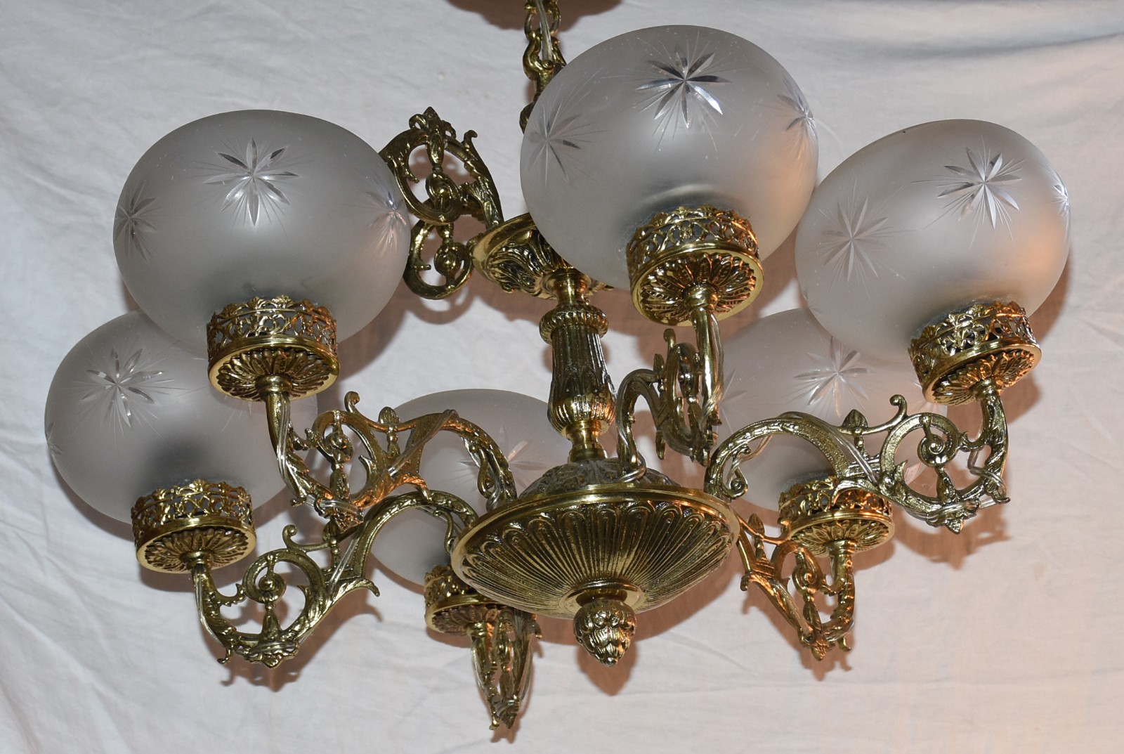 Lustre de metal dourado com cúpulas de vidro para 6 luzes. - foto 3 de 3