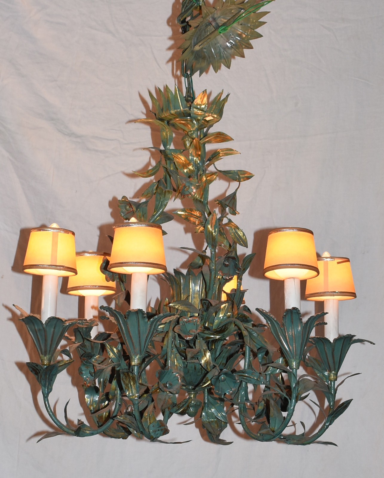 Lustre para 6 luzes de metal em forma de folhas patinado de verde. - foto 1 de 3