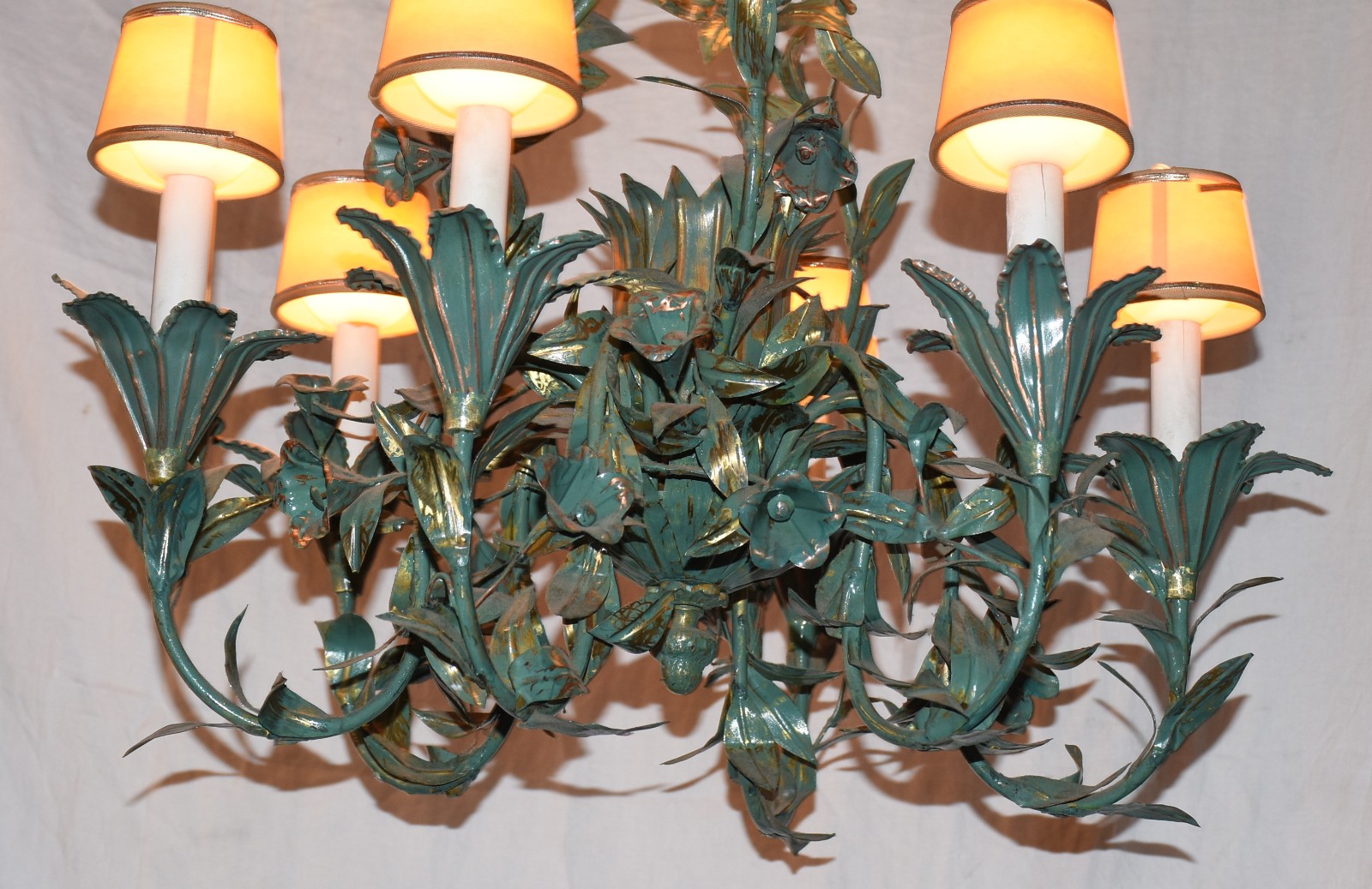 Lustre para 6 luzes de metal em forma de folhas patinado de verde. - foto 2 de 3