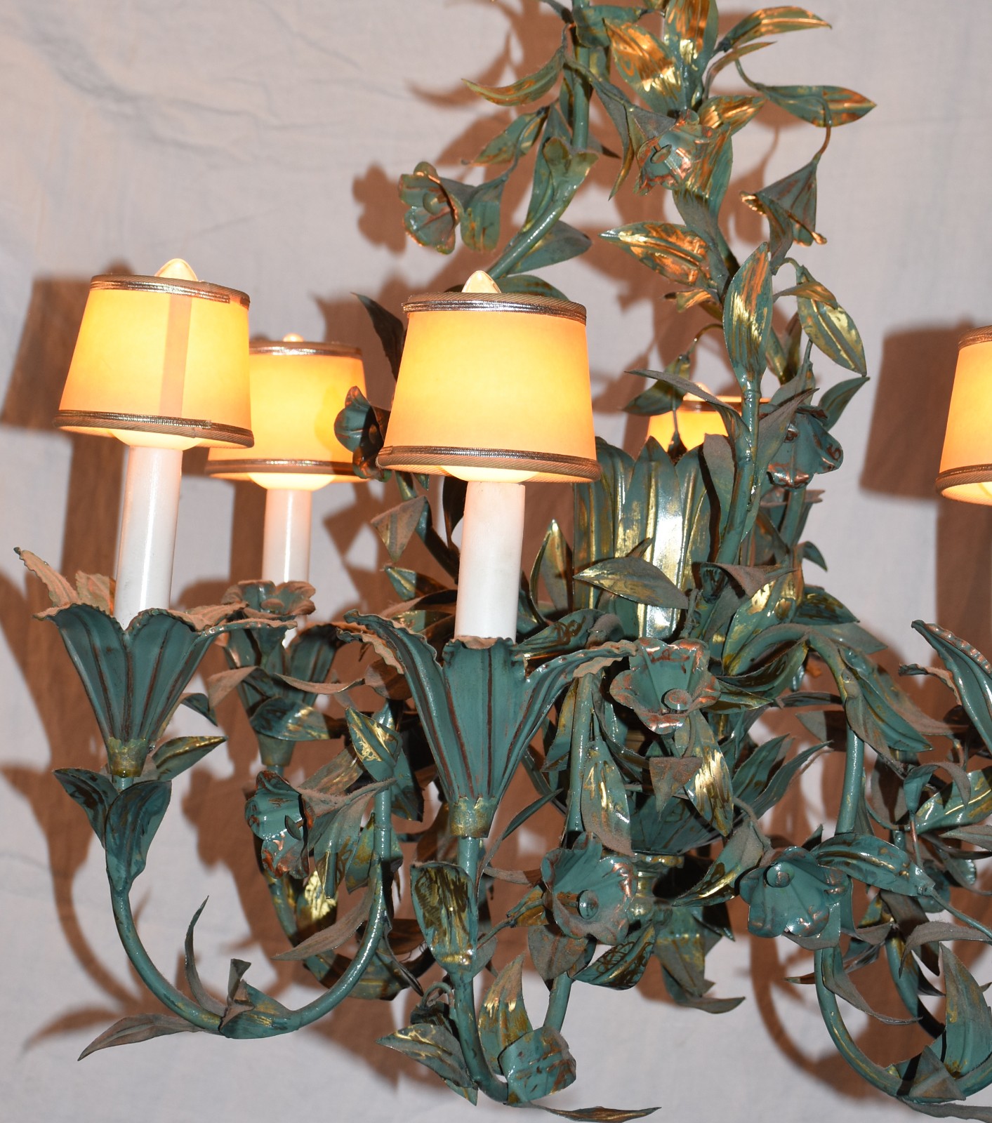 Lustre para 6 luzes de metal em forma de folhas patinado de verde. - foto 3 de 3