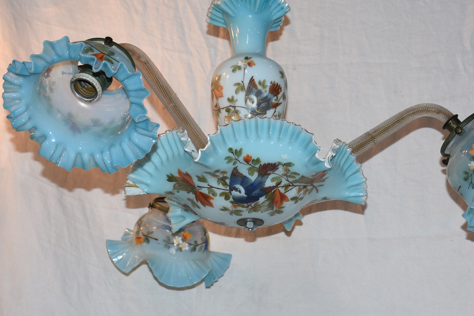 Lustre de opalina azul para 3 luzes, uma das mangas com pequeno... - foto 2 de 3