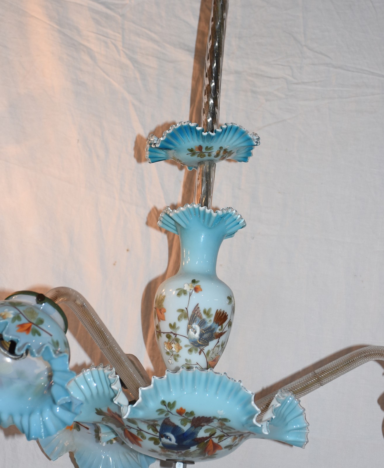 Lustre de opalina azul para 3 luzes, uma das mangas com pequeno... - foto 3 de 3
