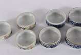 Conjunto com sete pequenos bowls de antiga porc... - Conjunto com sete pequenos bowls de antiga porcelana chinesa, sendo 4 azuis e brancos (formando uma caixa cilíndrica) e 3 em policromia, uma del...