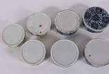 Conjunto com sete pequenos bowls de antiga porc... - Conjunto com sete pequenos bowls de antiga porcelana chinesa, sendo 4 azuis e brancos (formando uma caixa cilíndrica) e 3 em policromia, uma del...
