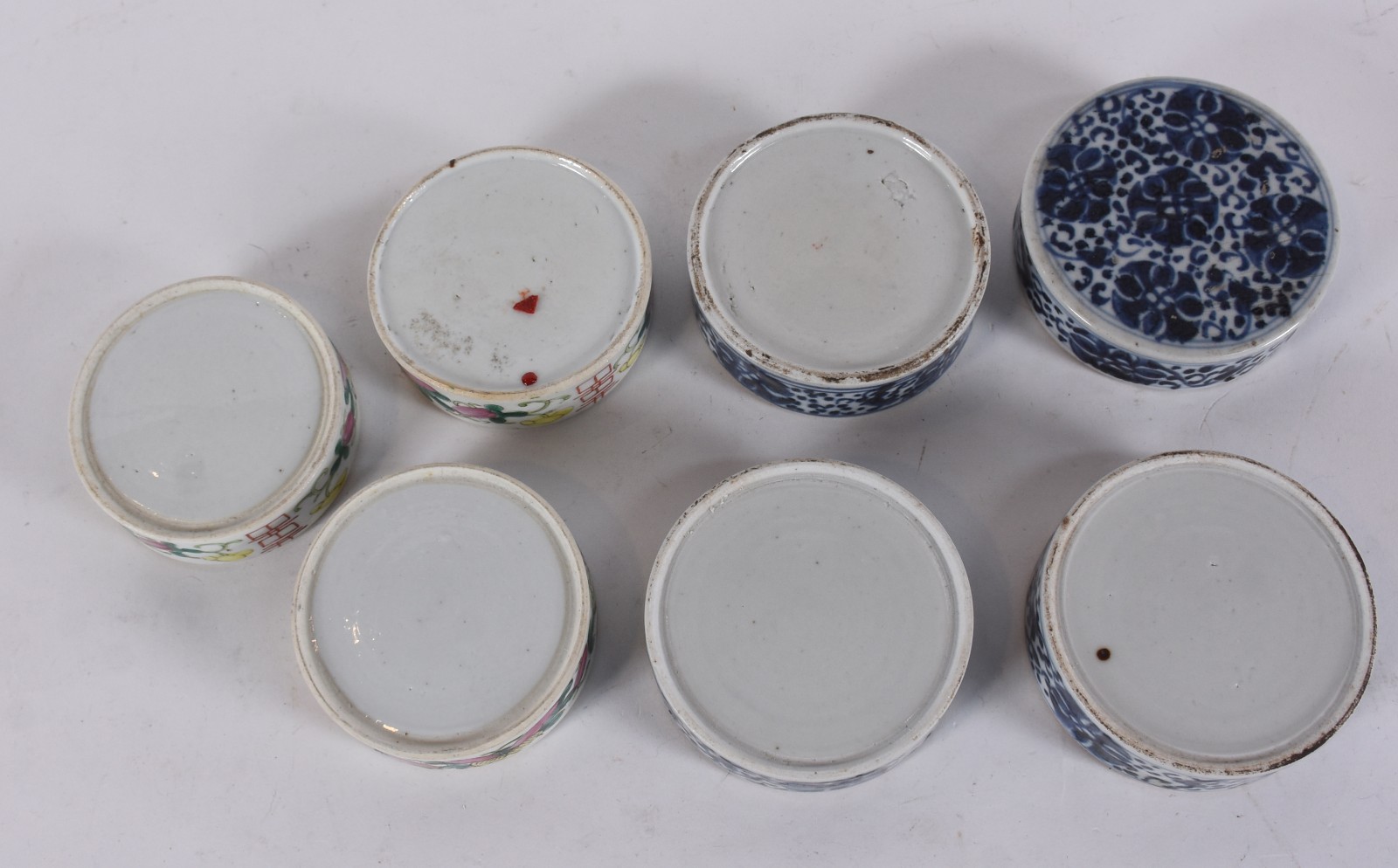 Conjunto com sete pequenos bowls de antiga porcelana chinesa, sendo 4... - foto 5 de 6