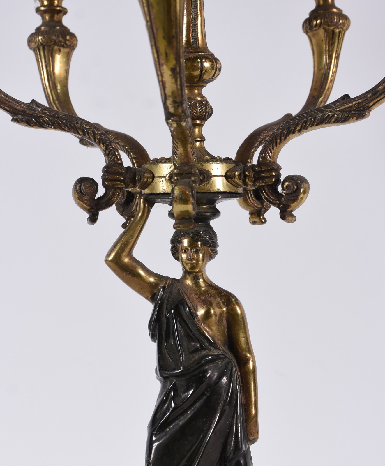 Abatjour de metal dourado com figura feminina para 6 luzes. - foto 2 de 5