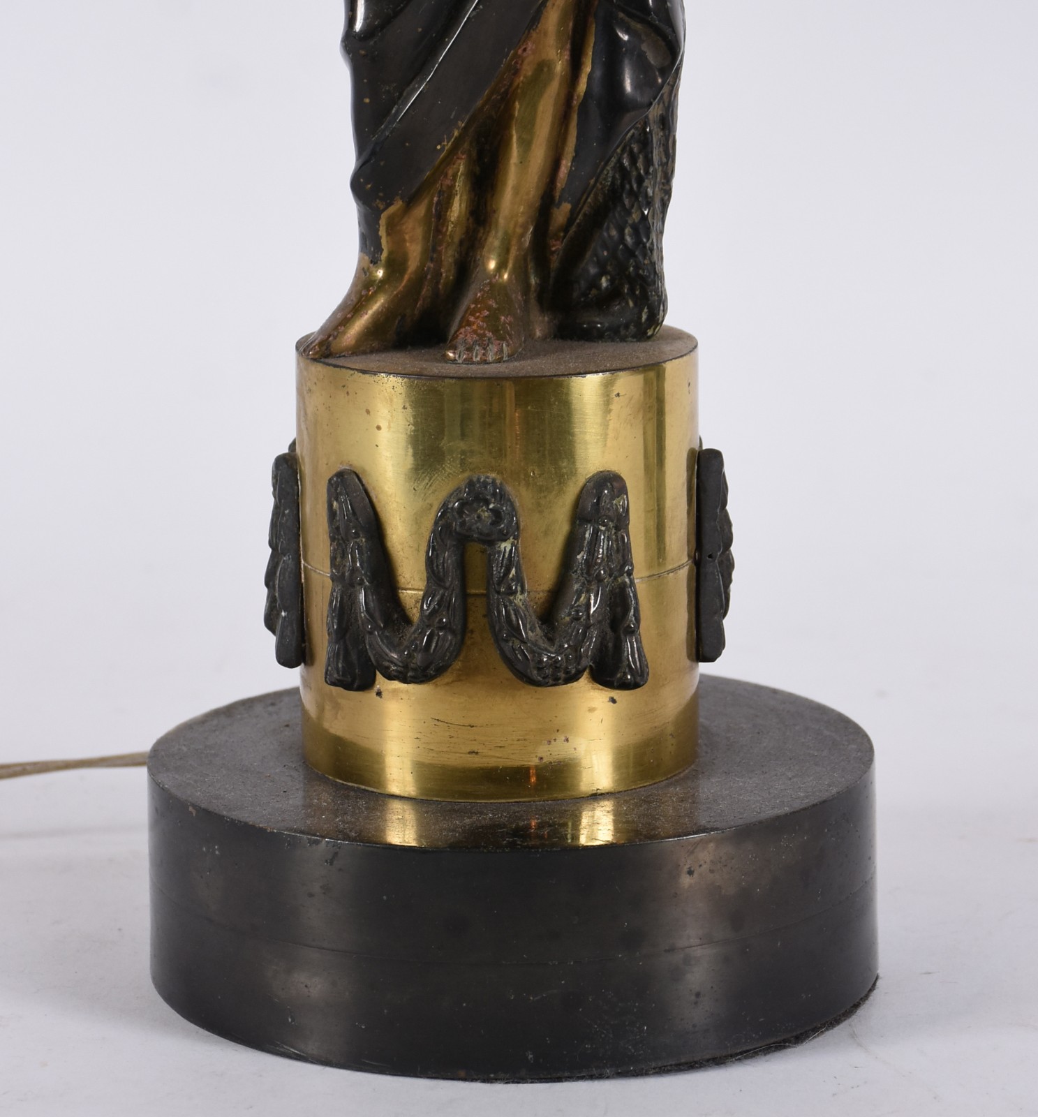 Abatjour de metal dourado com figura feminina para 6 luzes. - foto 4 de 5