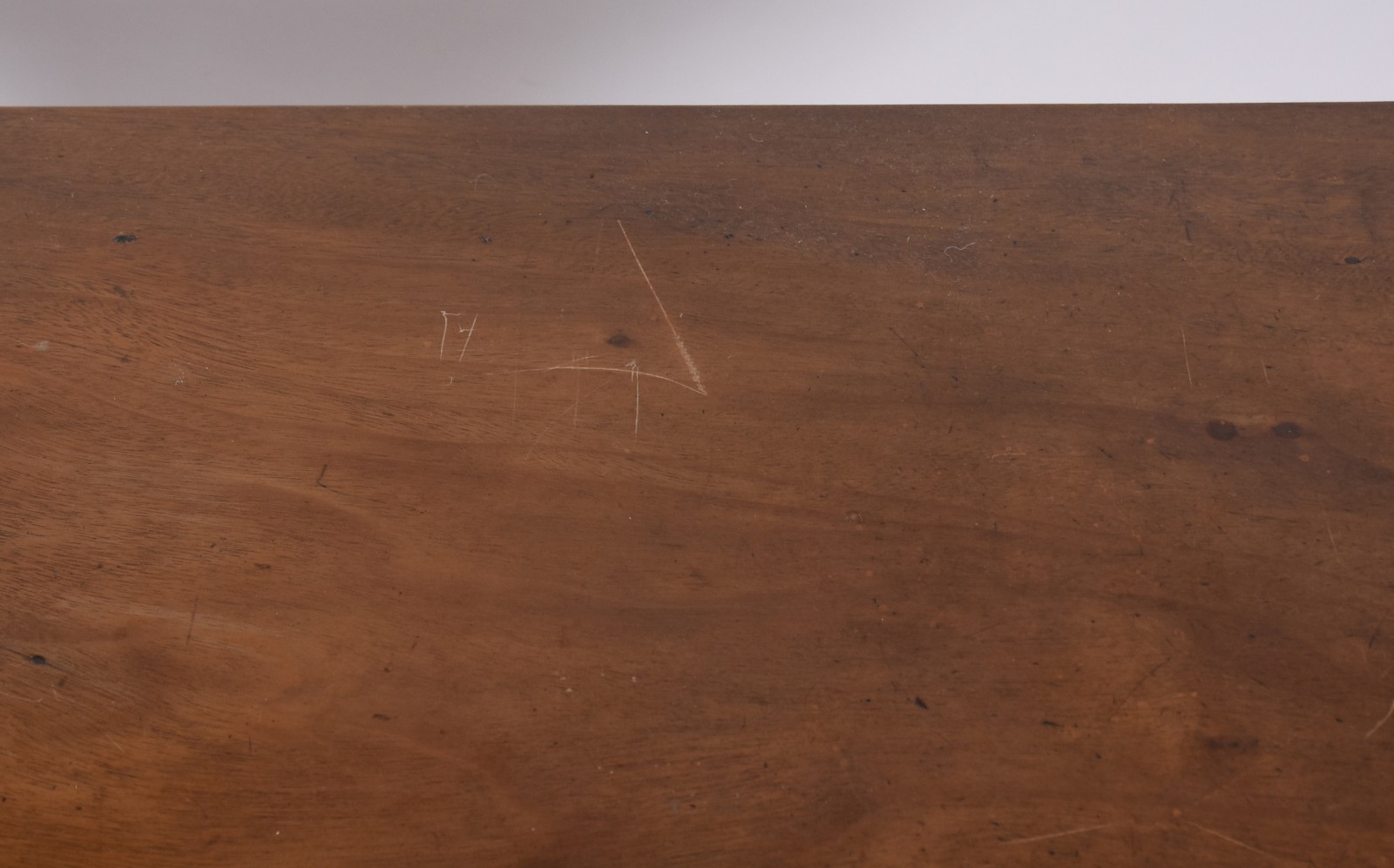 Mesa de madeira nobre com 2 gavetas, pernas recortadas ligadas por... - foto 4 de 6