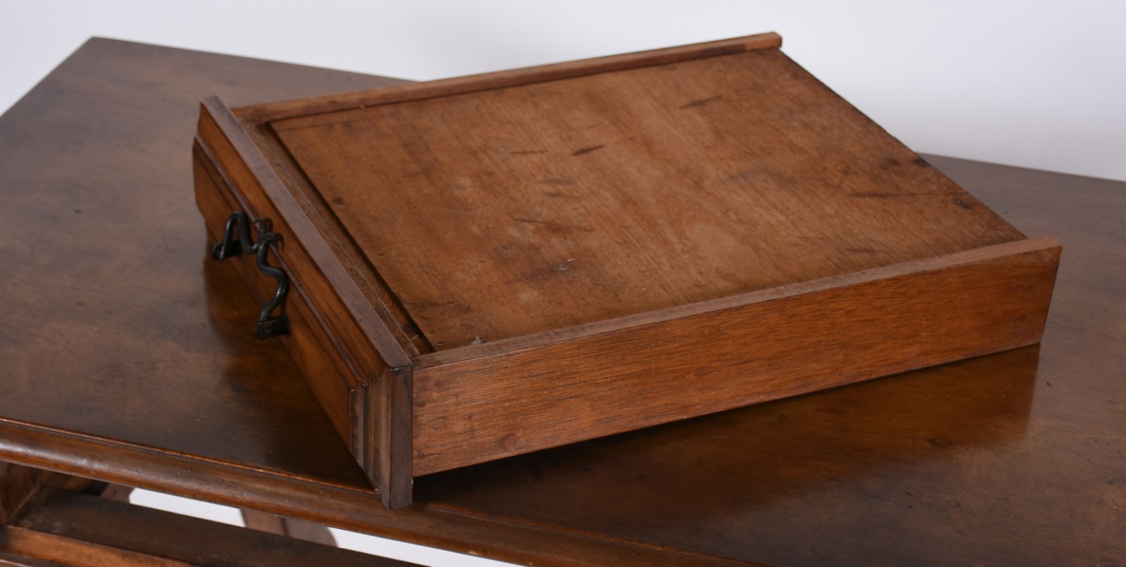 Mesa de madeira nobre com 2 gavetas, pernas recortadas ligadas por... - foto 5 de 6