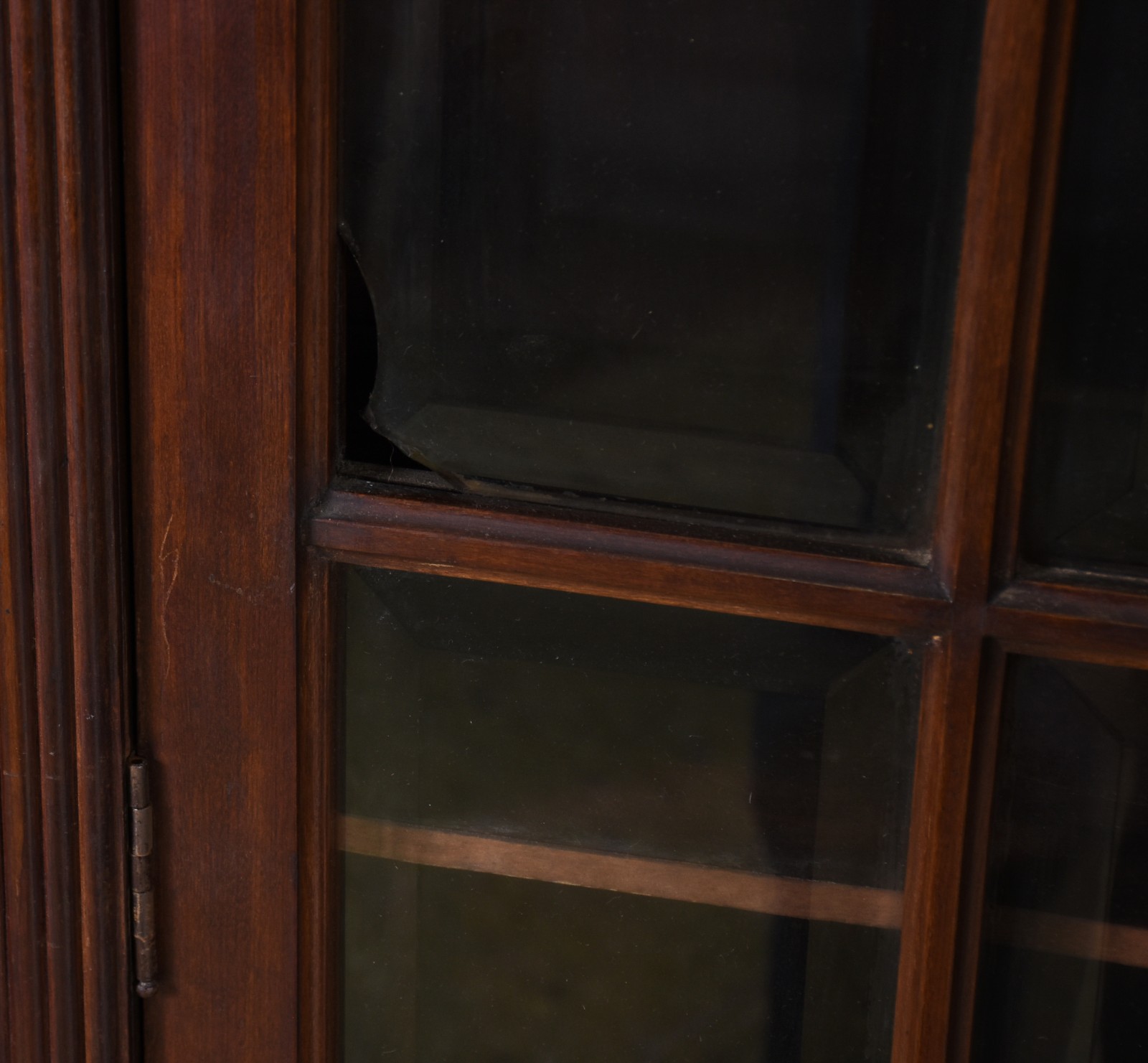 Armário vitrine de madeira com 4 portas de vidro bisotado... - foto 3 de 6
