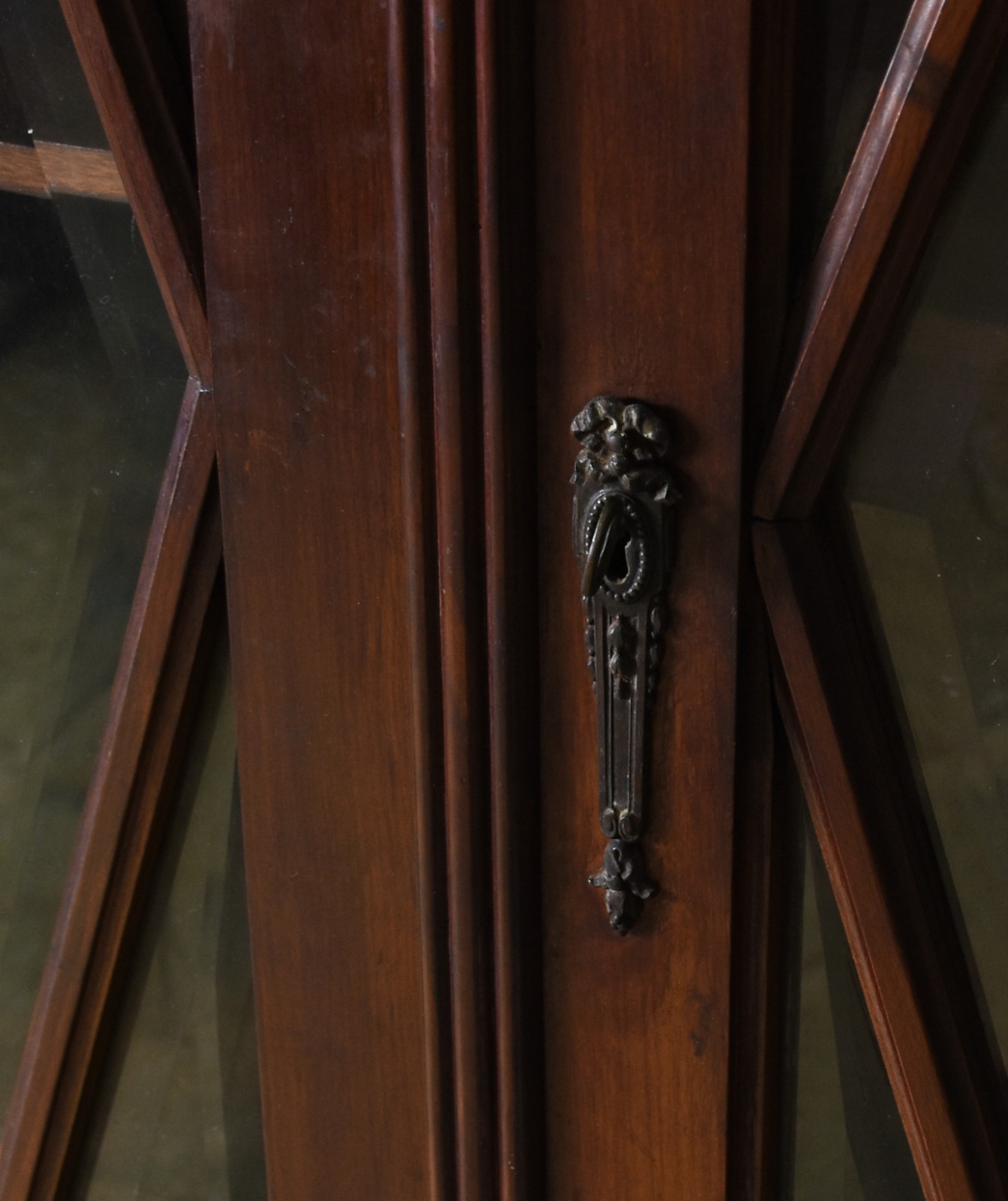 Armário vitrine de madeira com 4 portas de vidro bisotado... - foto 4 de 6