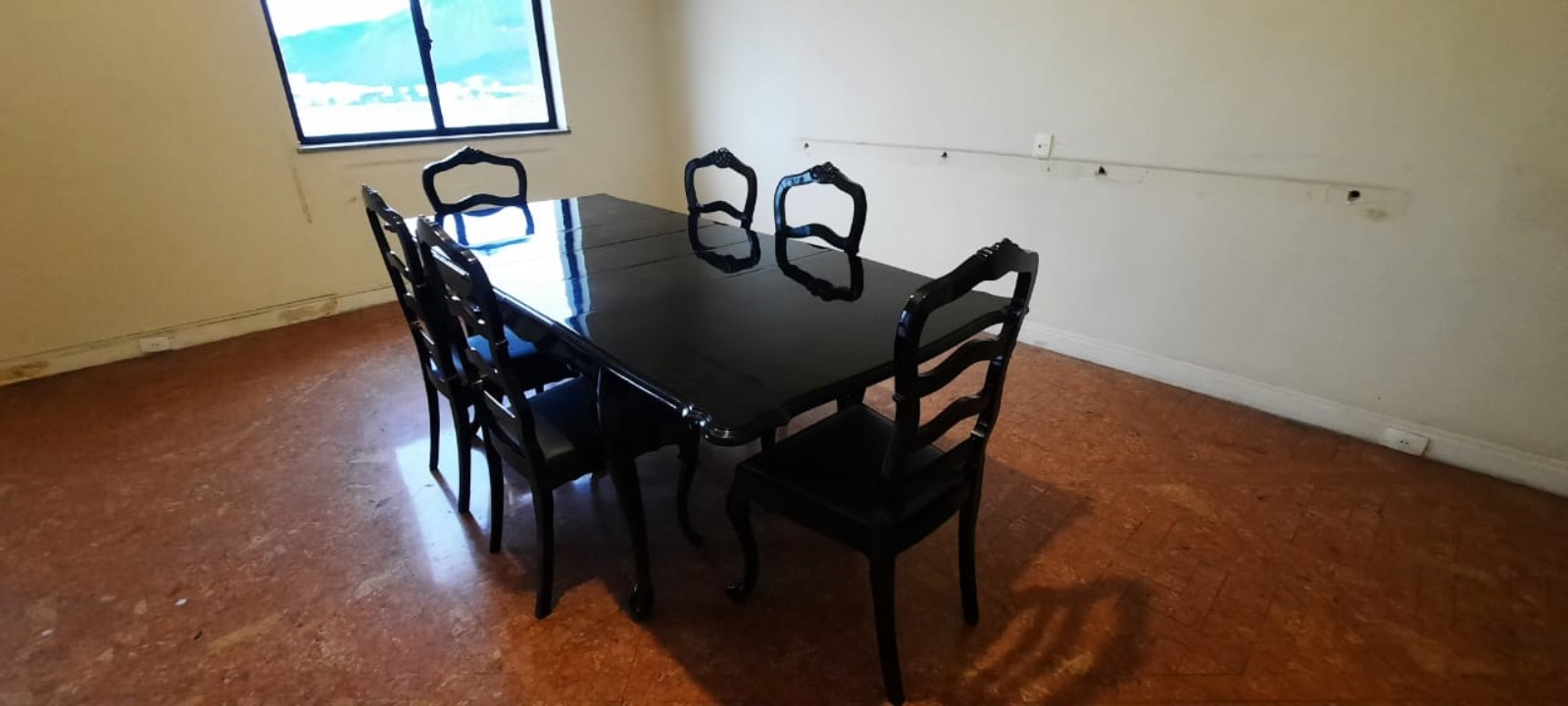 Mesa de jantar laqueada de preto estilo Chipendale. Acompanham 6... - foto 2 de 5