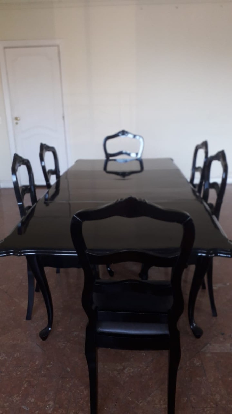 Mesa de jantar laqueada de preto estilo Chipendale. Acompanham 6... - foto 1 de 5