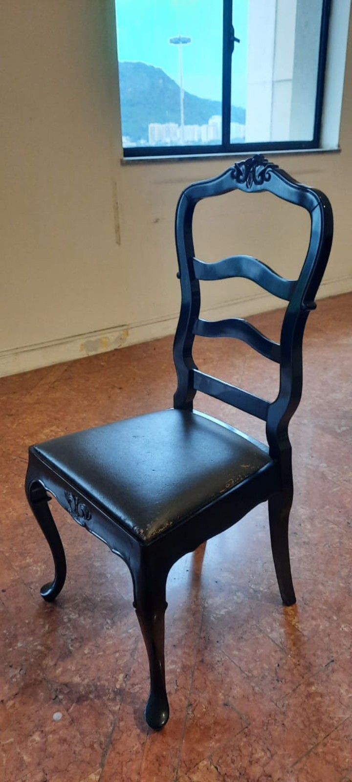 Mesa de jantar laqueada de preto estilo Chipendale. Acompanham 6... - foto 3 de 5