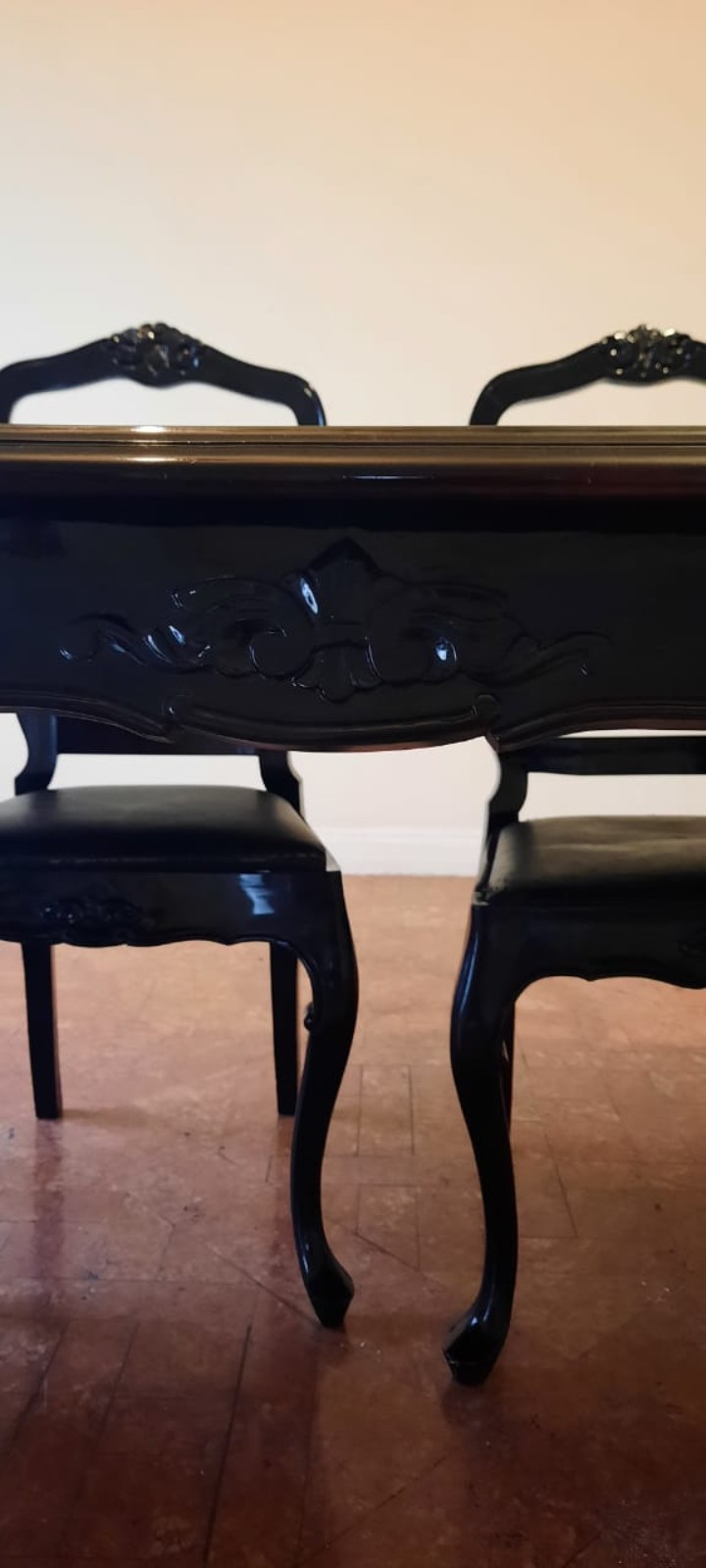 Mesa de jantar laqueada de preto estilo Chipendale. Acompanham 6... - foto 4 de 5