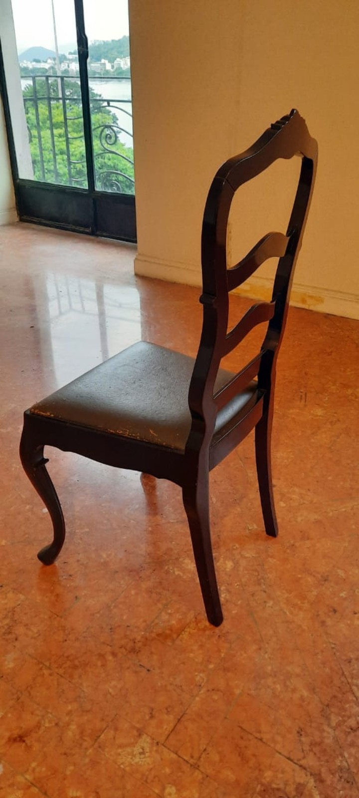 Mesa de jantar laqueada de preto estilo Chipendale. Acompanham 6... - foto 5 de 5