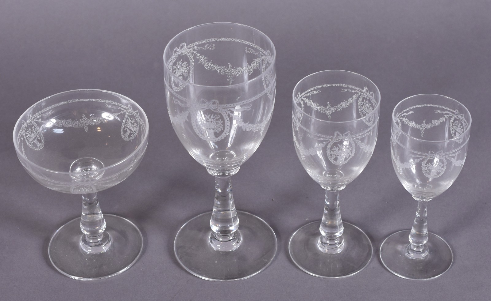 Serviço de cristal frances Saint Louis, lavrados com guirlandas... - foto 2 de 4