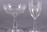 Serviço de cristal frances Saint Louis, lavrado... - Serviço de cristal frances Saint Louis, lavrados com guirlandas,  composto de: 11 taças de champagne, 11 taças para vinho tinto, 8 taças para vi...