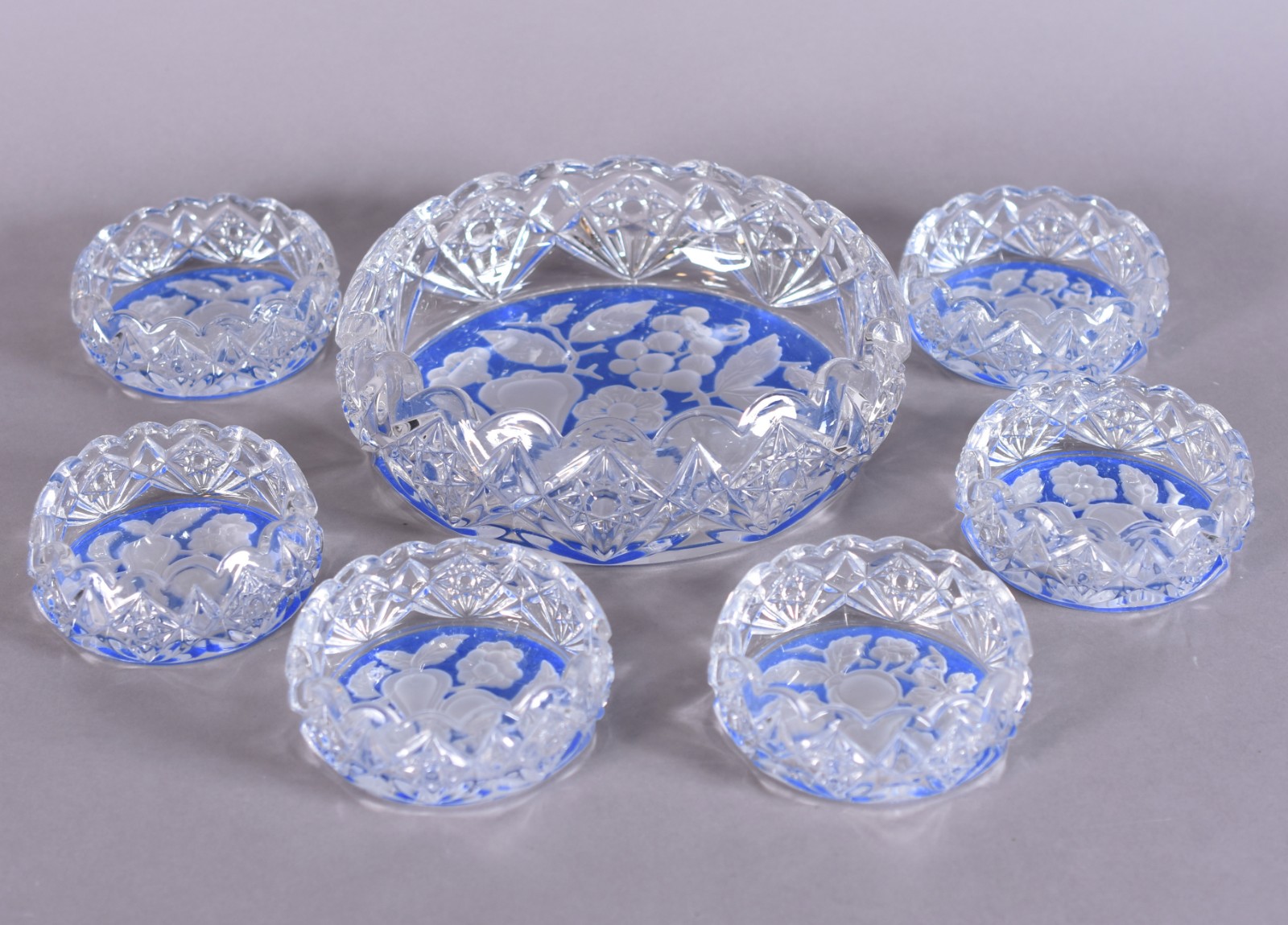 Antigo serviço para sobremesa composto de Bowl e 6 taças de vidro... - foto 1 de 4